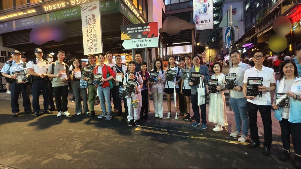 昨(29日)中區警區聯同中西區撲滅罪行委員會、港島總區防止罪案辦公室及保安局禁毒處義工等,到訪蘭桂坊派發傳單。 昨(29日)中區警區聯同中西區撲滅罪行委員會、港島總區防止罪案辦公室及保安局禁毒處義工等,到訪蘭桂坊派發傳單。