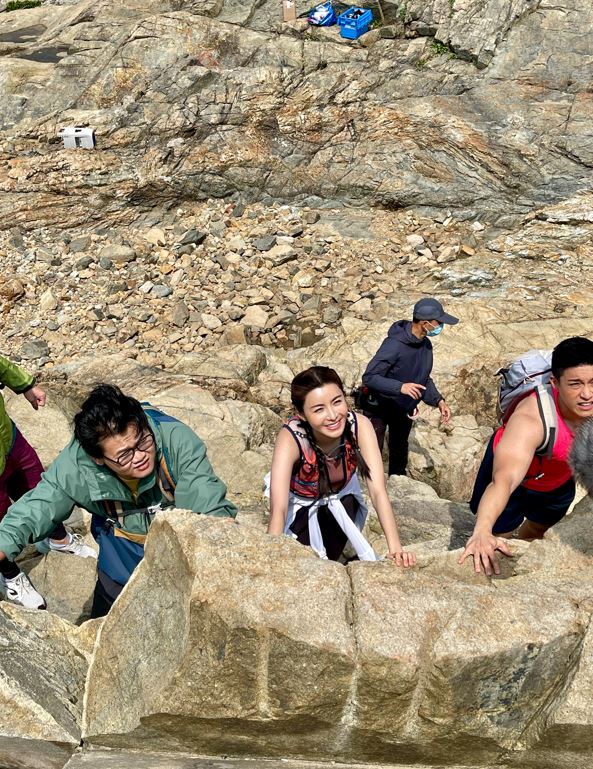 跟白只一同爬山。