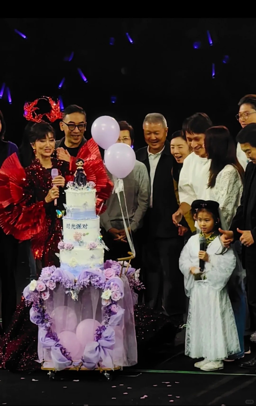 趙雅芝一家人顏值十分高。