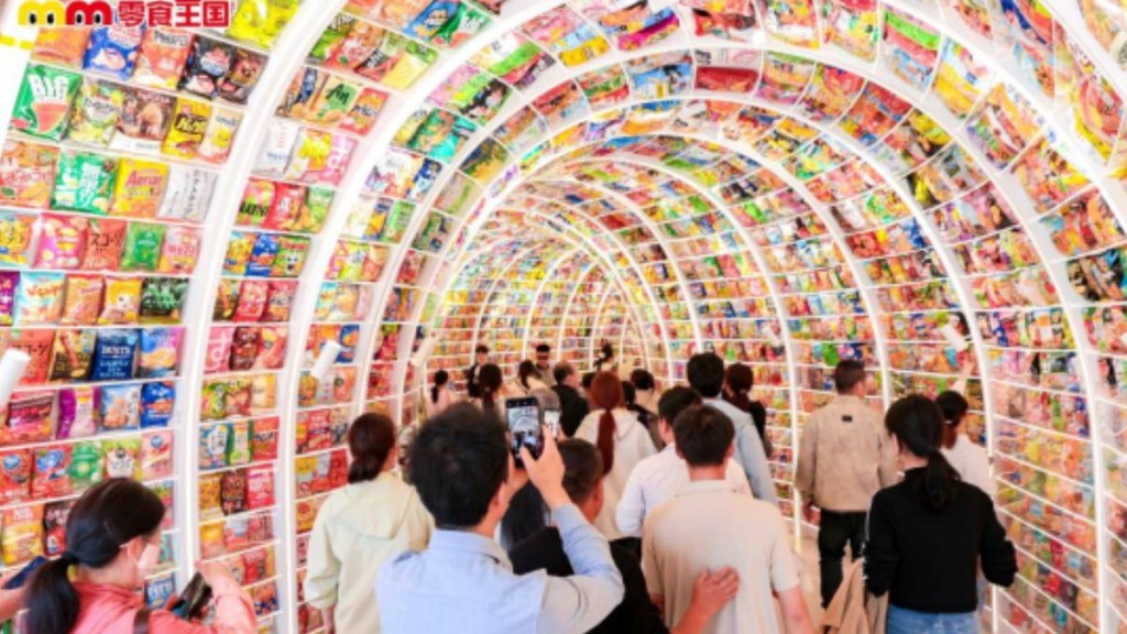 長沙「零食王國」大如30籃球場，匯聚6500品牌超過4萬款零食。文旅湖南