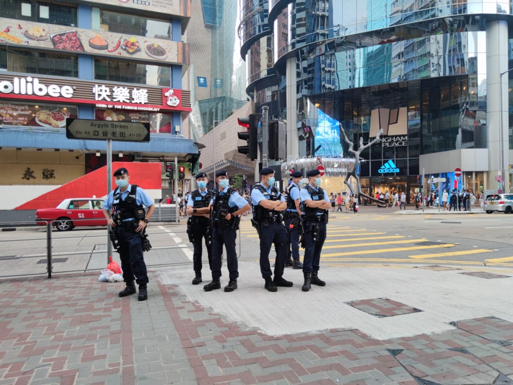 警員戒備。