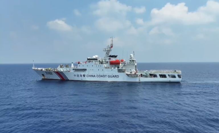 中国海警船在黄岩岛海域进行常态化训练。
