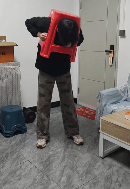 内地“卡凳挑战”热爆。 小红书／抖音