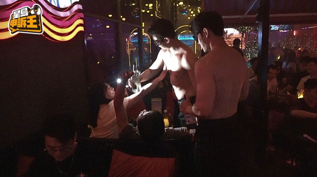 猛男們堅稱工作時被女客人觸摸，身體不會有異常「反應」，因為打這份工畢竟要敬業。