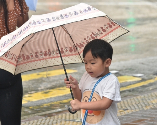 天文台預料本港地區今日大致多雲,有驟雨。