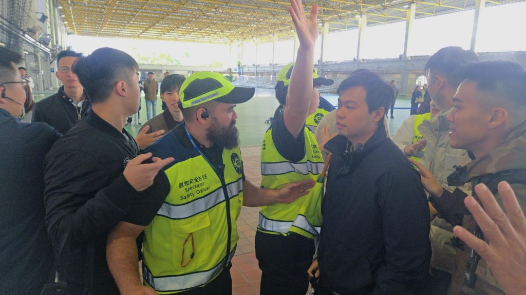 今次演练模拟沙田马场内有马迷因排队问题互相争执，并袭击现场其他观众。警方提供