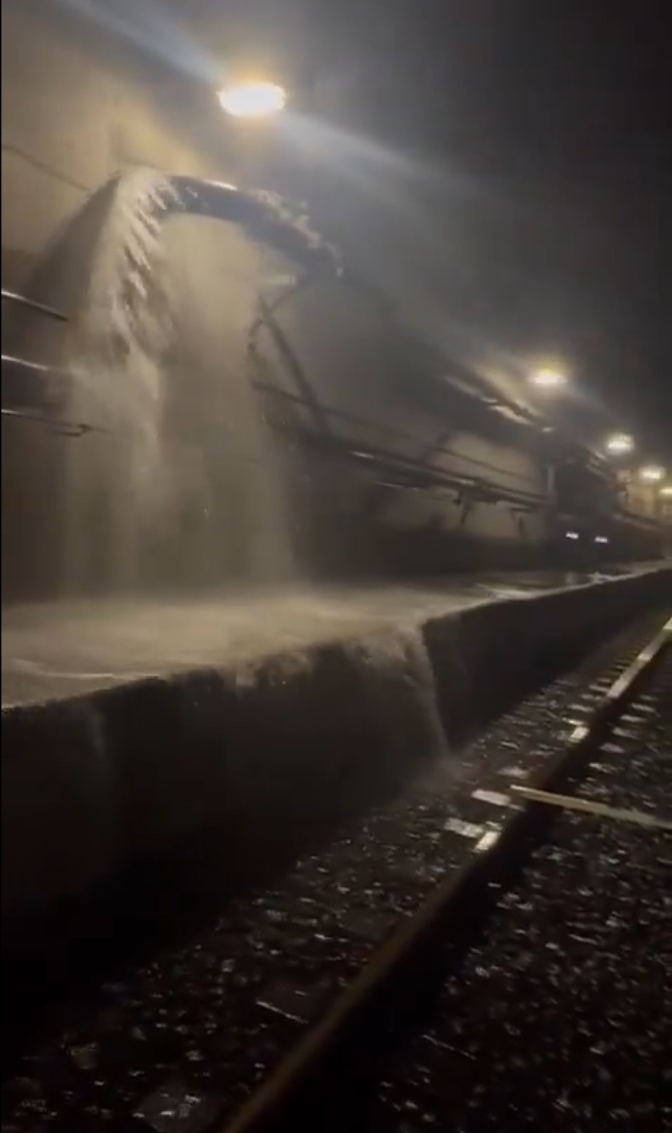 东南铁路发布影片展示隧道内的情况。