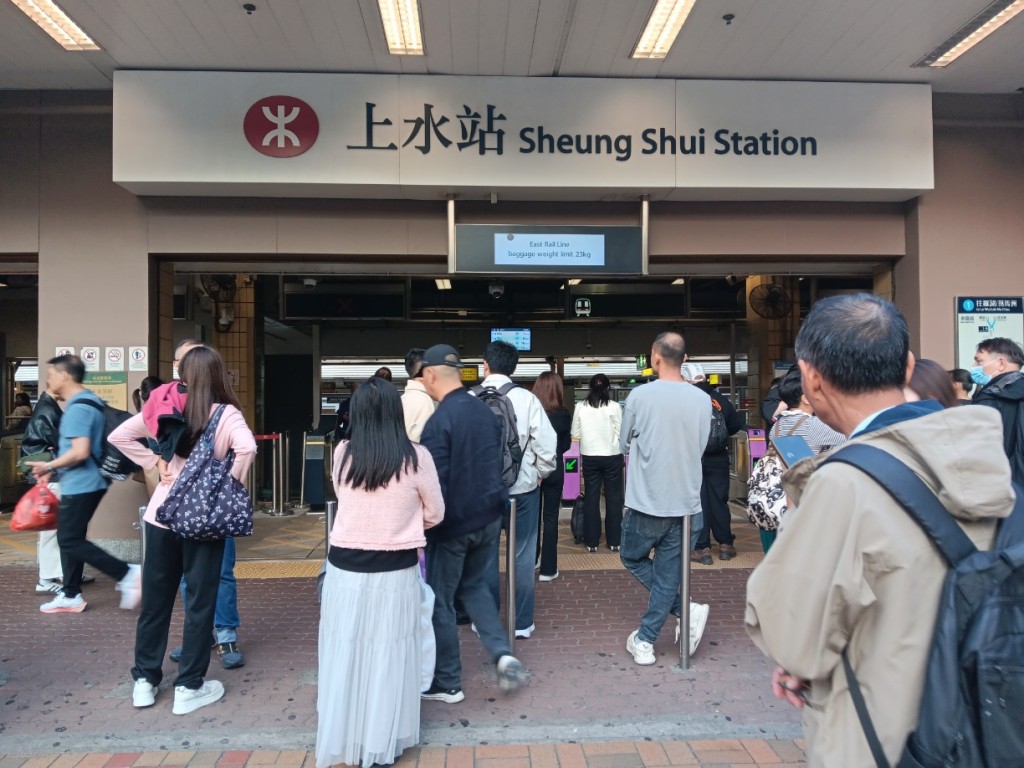 上水火車站外有不少市民等候乘車前往羅湖或落馬洲。