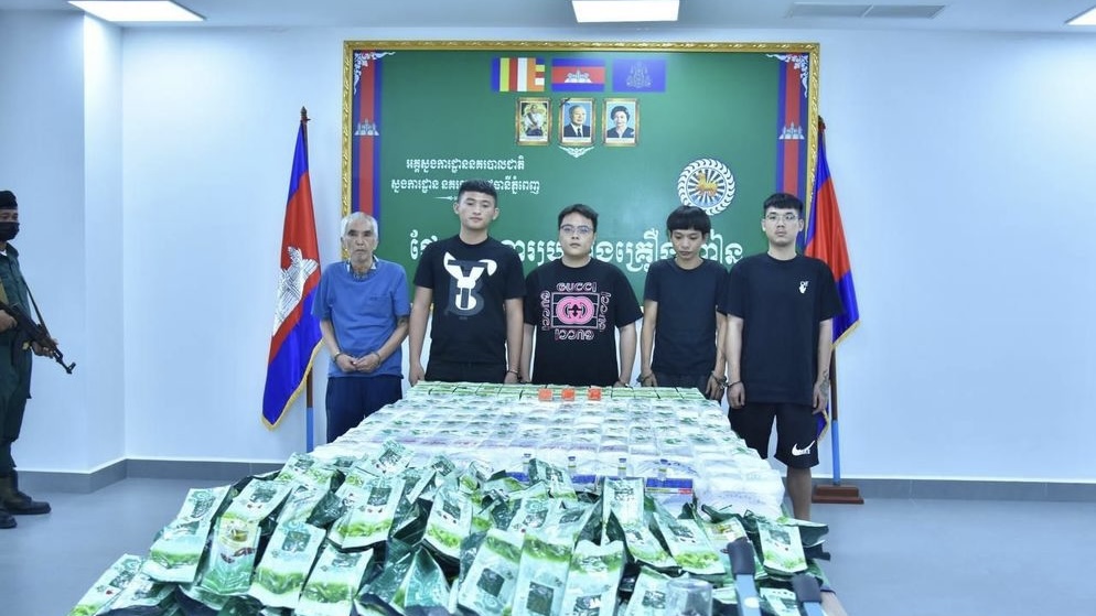 5名被捕疑犯及警方繳獲的145公斤毒品。 柬中時報