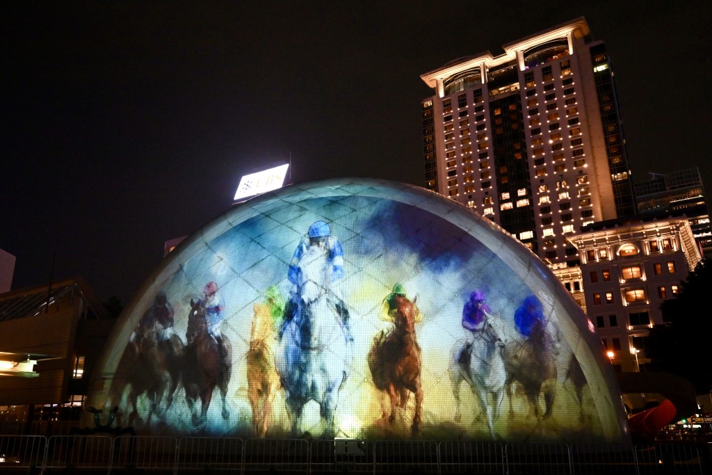 光影表演展示香港賽馬運動。政府新聞處
