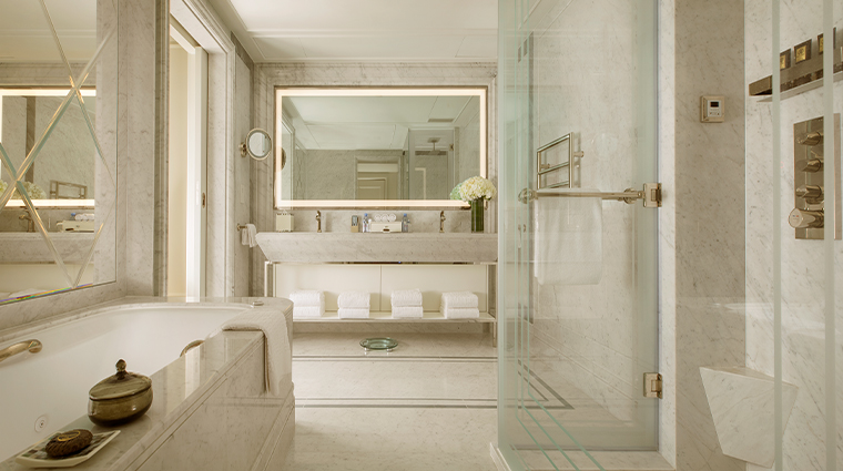 白色大理石浴室，配備按摩浴缸，盡顯奢華氣派。