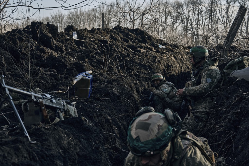 乌军在巴赫穆特（Bakhmut）附近的壕沟躲避俄方攻击。 美联社