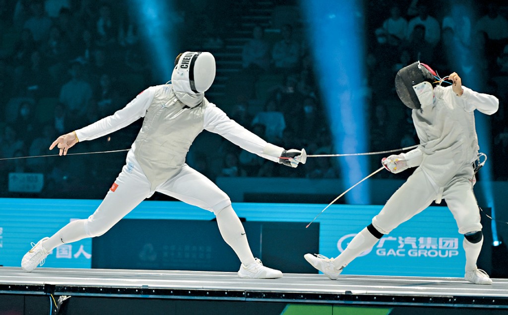 張家朗（左）在銅牌戰重拾王者本色，大勝曾昭然。