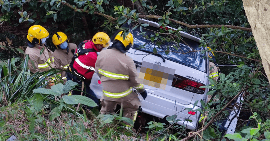飛鵝山有私家車失事墮山坡。