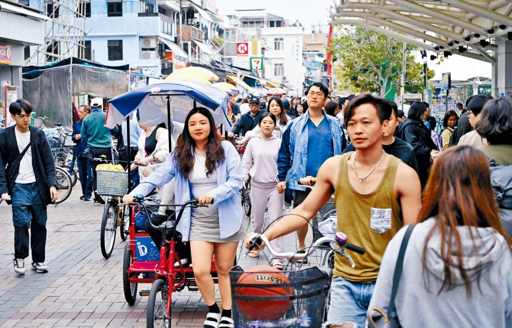 清明假期最後一日,長洲湧入不少市民及旅客遊玩。