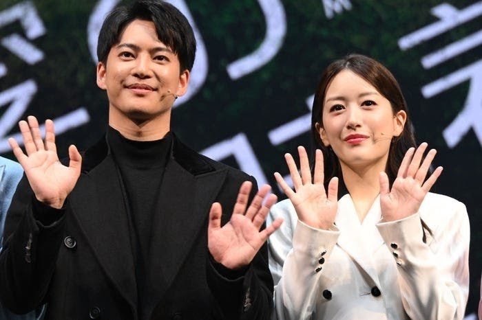 上月,三山凌輝和花乃瑪利亞被爆發展雙重不倫戀。 上月,三山凌輝和花乃瑪利亞被爆發展雙重不倫戀。