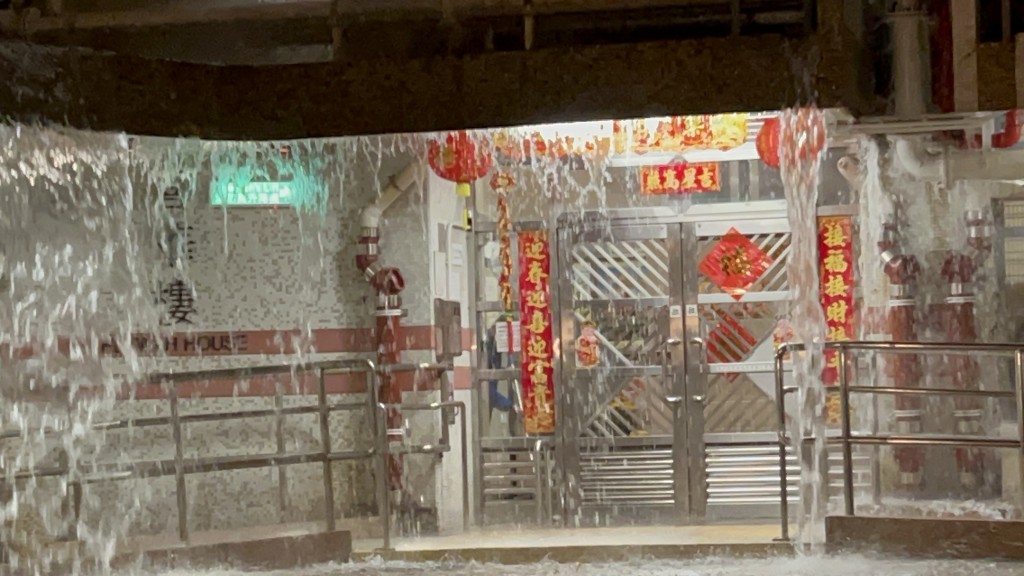 喜華樓的出入口猶如下起傾盆大雨。曾志恒攝 喜華樓的出入口猶如下起傾盆大雨。曾志恒攝