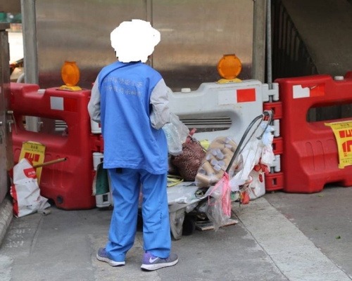 清潔工路邊休息抖涼被公審偷懶。網上圖片
