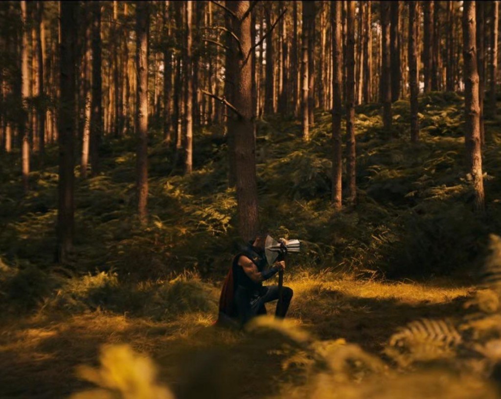 但鐵鎚飛向美國隊長。