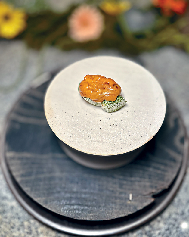 其中一道我非常喜歡的「海膽紫菜芝士薄脆」，濃郁軟綿，酥香脆嫩。