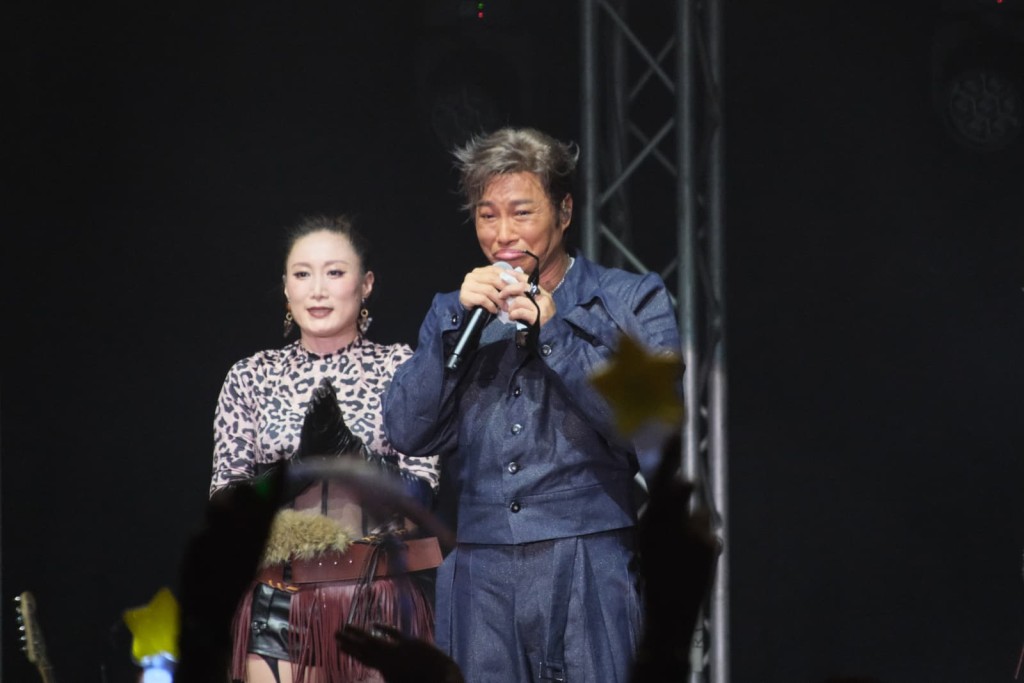 譚耀文稱多謝舞蹈員捱夜陪他排舞。 譚耀文稱多謝舞蹈員捱夜陪他排舞。