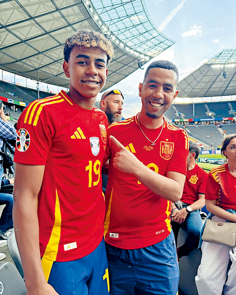 拉明耶馬（左）賽後走上看台與父親合照，分享喜悅。