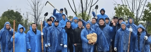 警方派出大批人手地毯式搜索養雞場。央視新聞