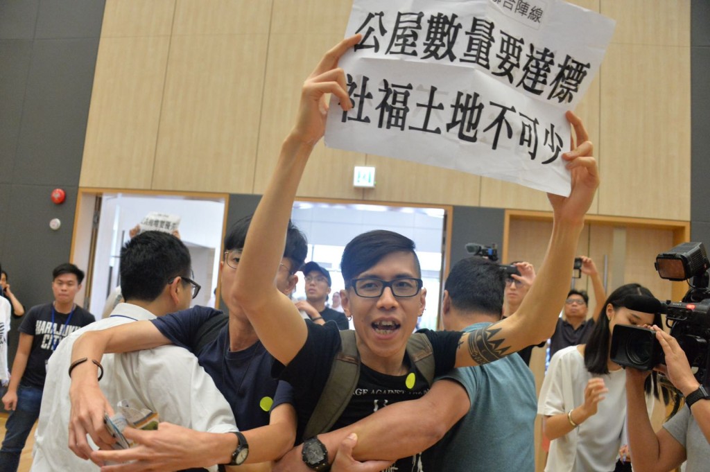 論壇尾段有在場人士示威