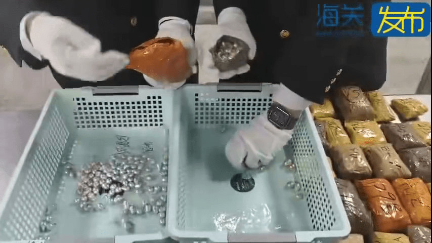  电动单车暗藏珍珠，黑衣女沙头角口岸闯关被截，1.2万粒市值¥273万。