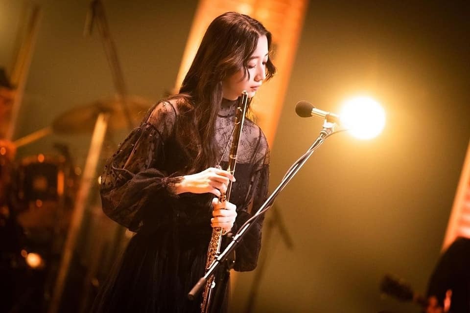 2013年，她参加了「第23届山野初级长笛大赛」，以演奏《卡门狂想曲》而获得了小学生组最高奖。