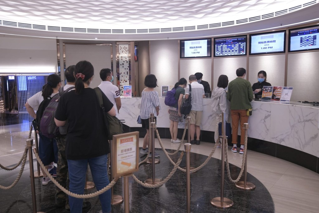 戲院顧客增多。