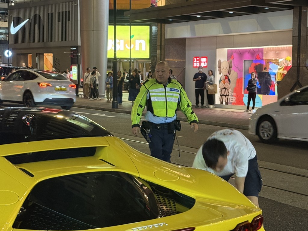 交通警周圍望。