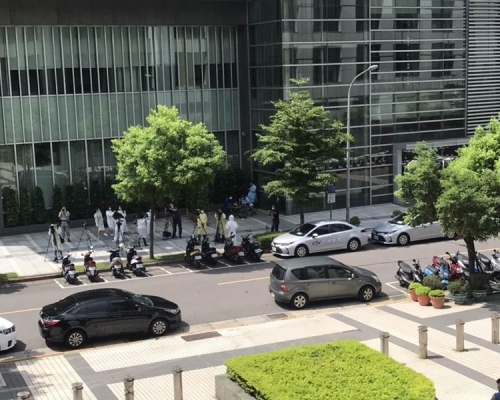 台灣「壹電視」一名攝影師日前在大樓猝死,後來證實確診新冠病毒。網圖