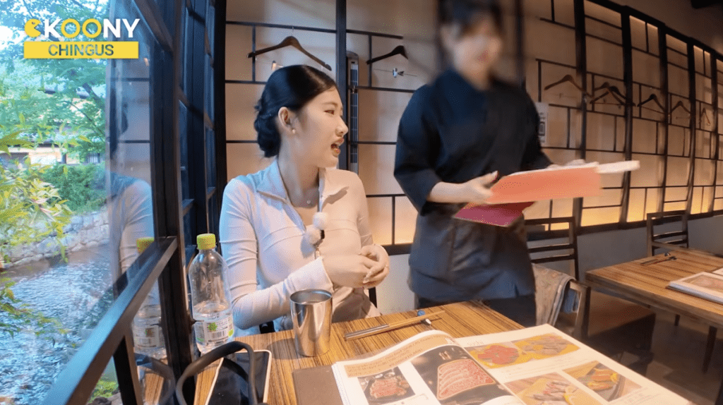 南韩YouTuber崔秀勋向店员索取日版餐牌。