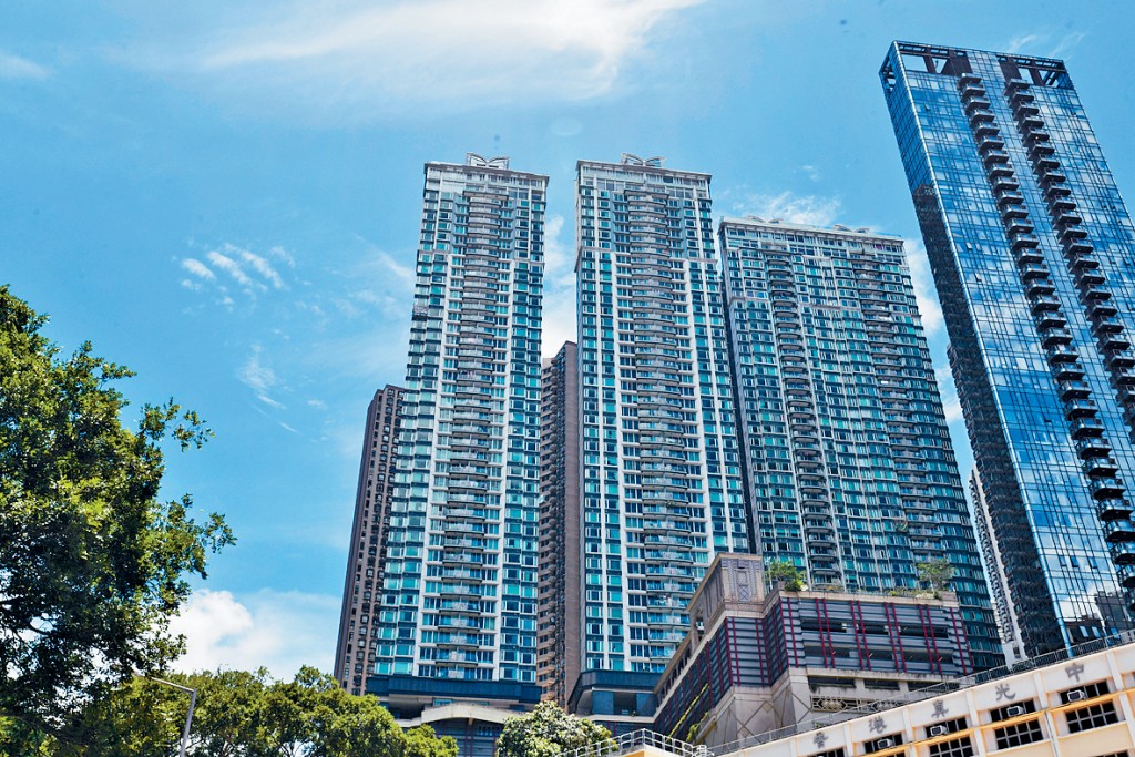 名門2座一個頂層複式戶，最新以1.118億連2個車位登記成交。