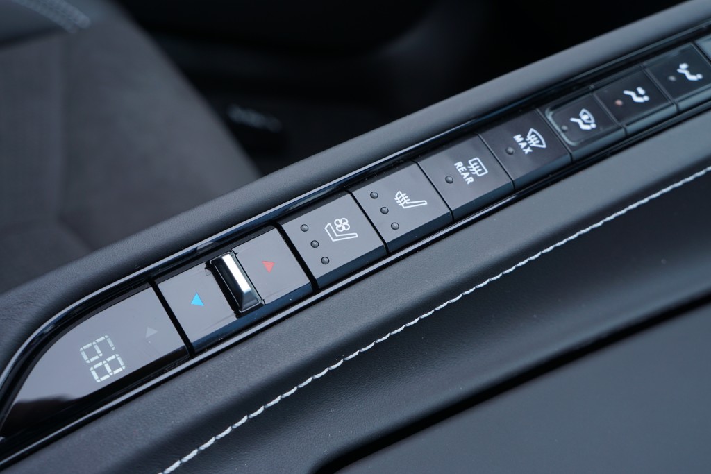 雙區恆溫冷氣及冷暖前座以一條細小的直排按鈕設定。