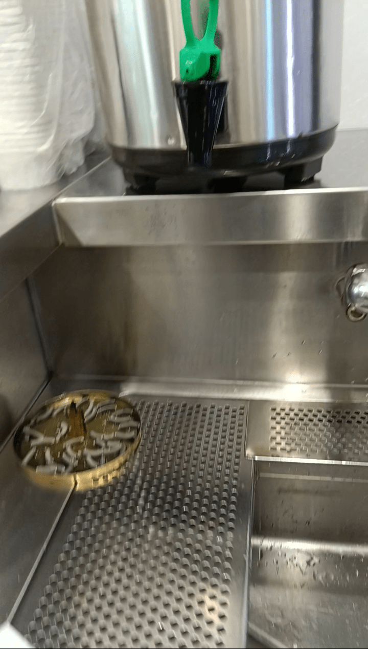 操作台上已燃尽蚊香香灰残留。