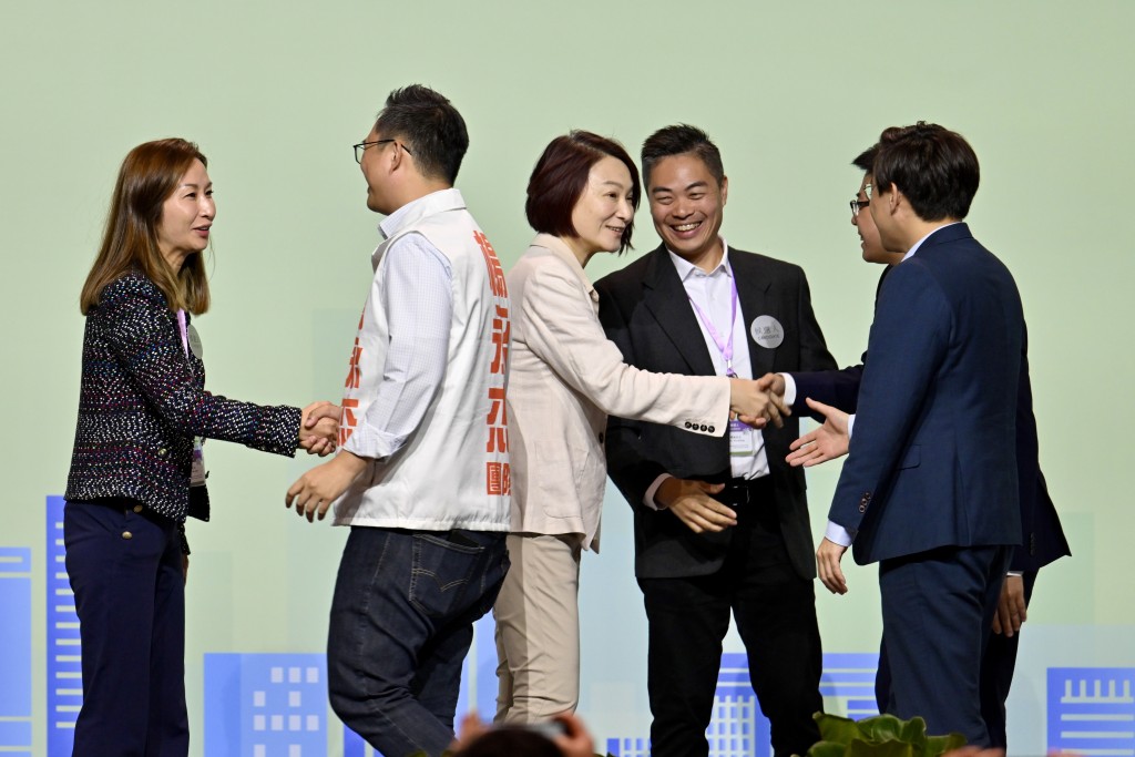 地方選區,九龍中當選人李慧琼、楊永杰。劉駿軒攝 地方選區,九龍中當選人李慧琼、楊永杰。劉駿軒攝