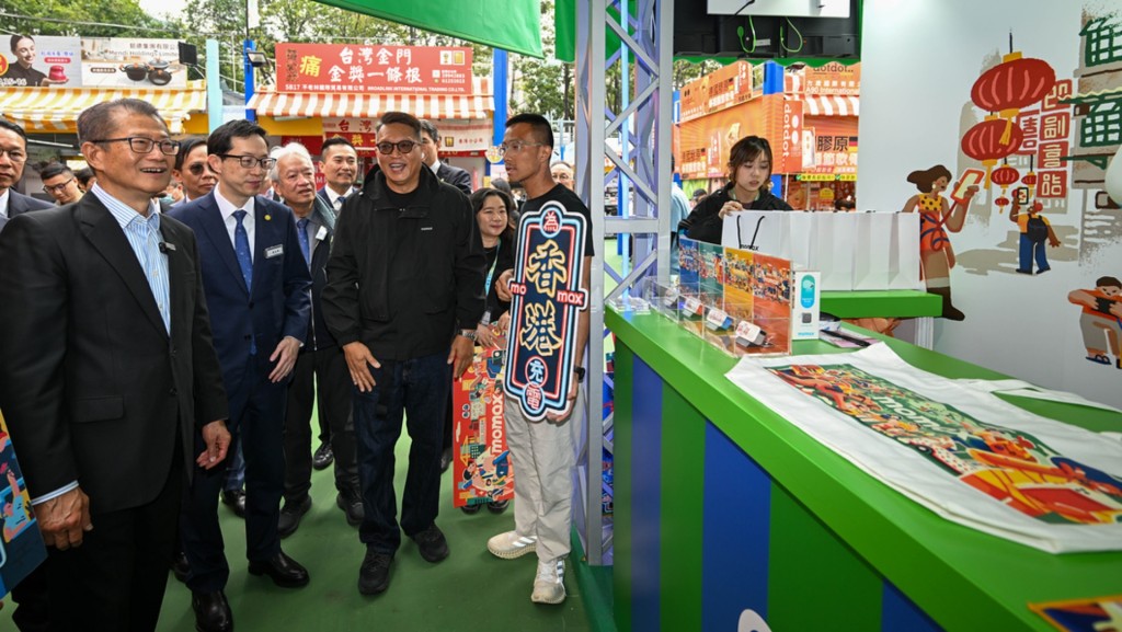 陈茂波昨日到工展会，与展商和市民交流，并购物支持本地消费。陈茂波网志图片