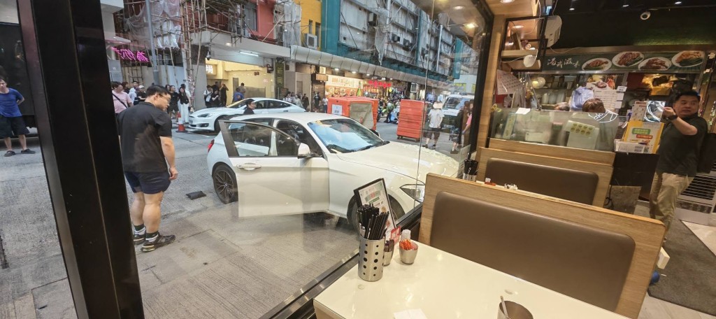肇事私家車撞向一間冰室。Threads:freeman_kevin_lok 肇事私家車撞向一間冰室。Threads:freeman_kevin_lok