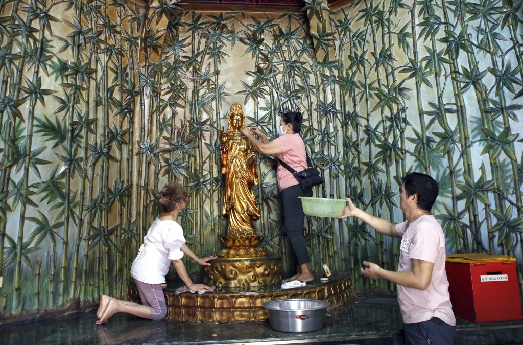峇里华人寺庙正准备过农历年。美联社
