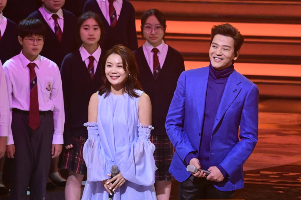 陈晓东、胡琳与合唱团一齐表演。