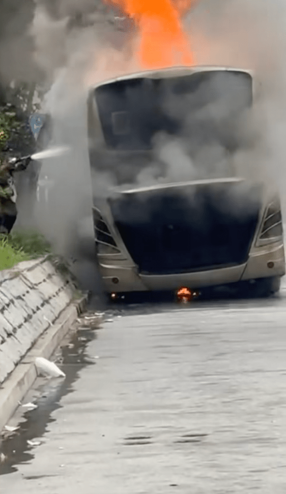 現場影片顯示,起火旅遊巴的車頂噴出巨大火舌,車底亦冒出火花,車轆位置更不斷湧出大量濃煙,捲上半空。fb@Carcam Hong Kong 現場影片顯示,起火旅遊巴的車頂噴出巨大火舌,車底亦冒出火花,車轆位置更不斷湧出大量濃煙,捲上半空。fb@Carcam Hong Kong