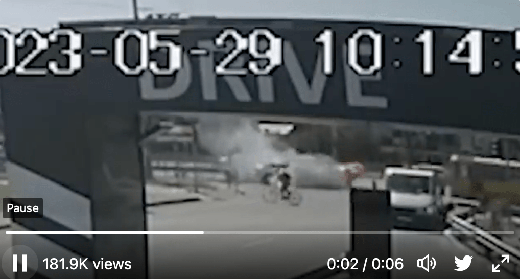 另一段網上流傳視頻，被擊落的飛彈墮在公路上後向前衝，導成沙塵滾滾。