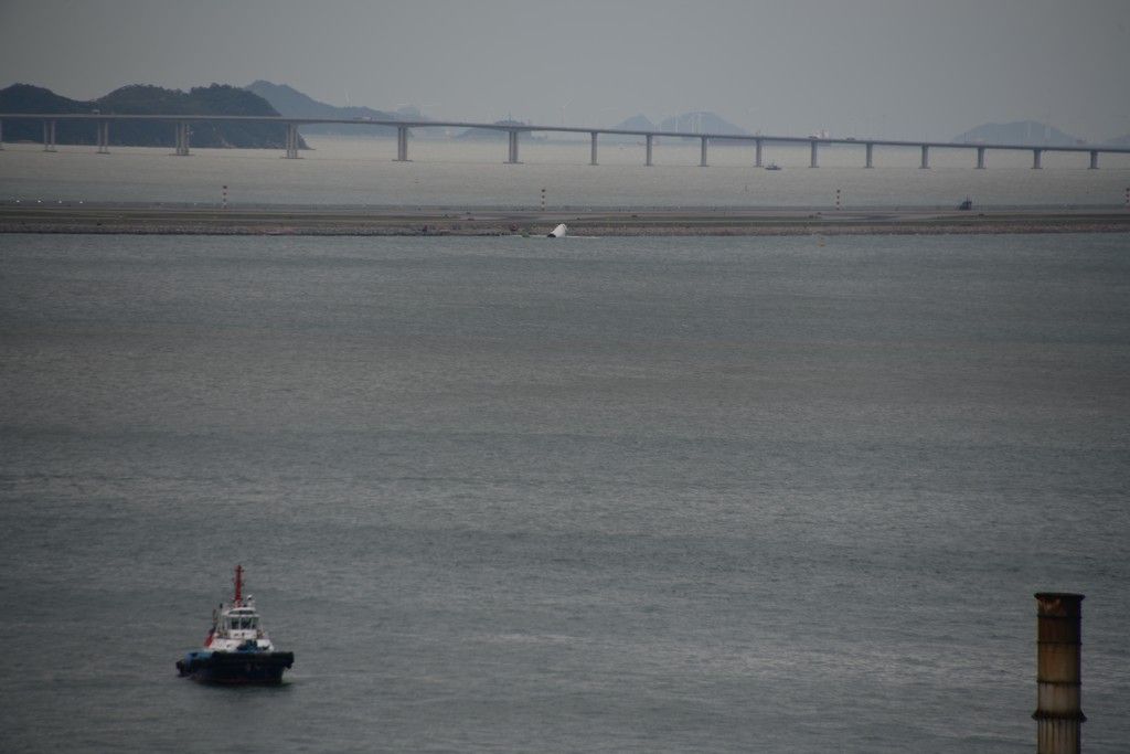 貨機滑落海面後,仍有待稍後由當局安排打撈和清理。梁國峰攝 貨機滑落海面後,仍有待稍後由當局安排打撈和清理。梁國峰攝