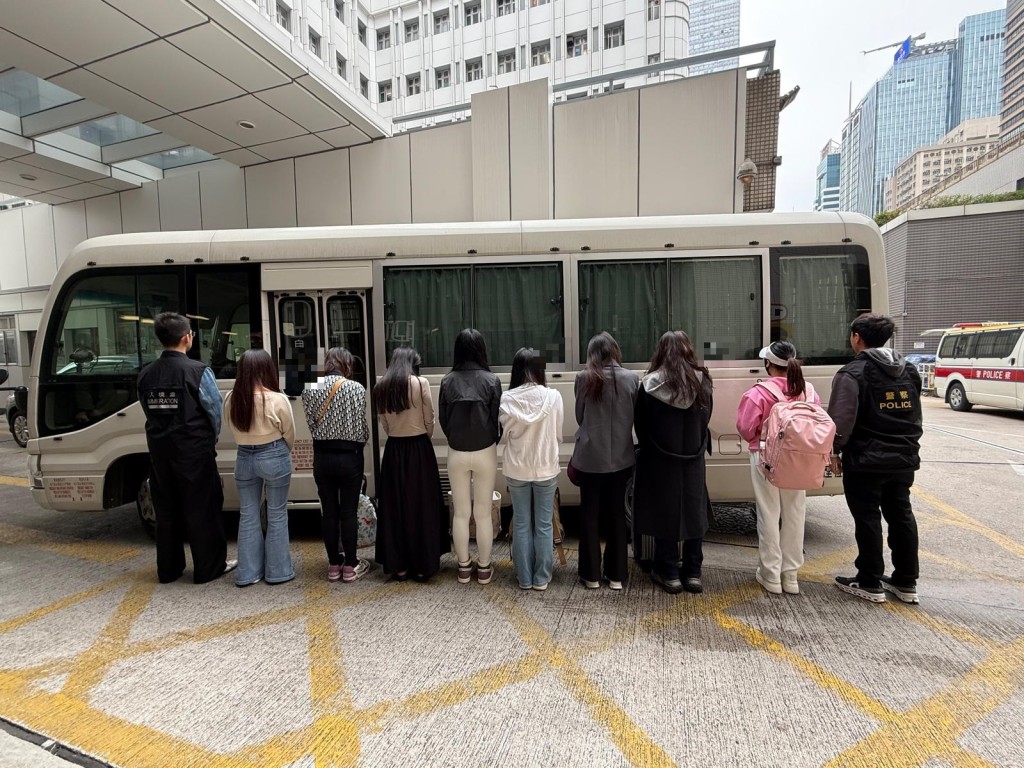 警方拘捕10名女子。警方提供