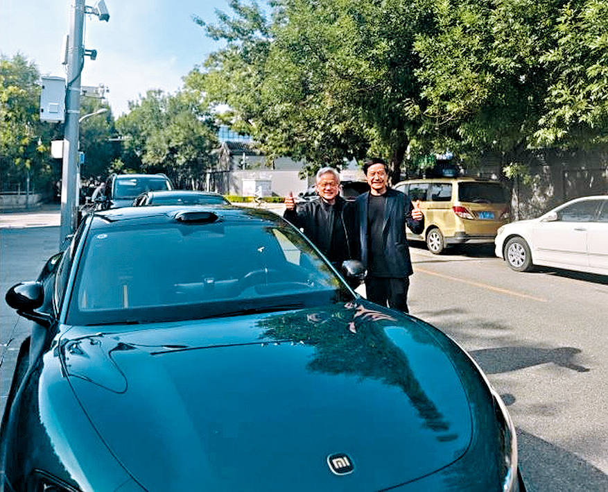 Nvidia創始人兼CEO黃仁勳身穿標誌性的皮褸,在小米汽車旁與雷軍合照。
