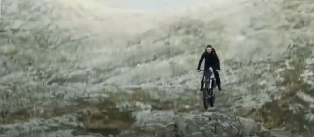 網上瘋傳的預告片中，靚佬湯有騎電單車跳崖的刺激場面。