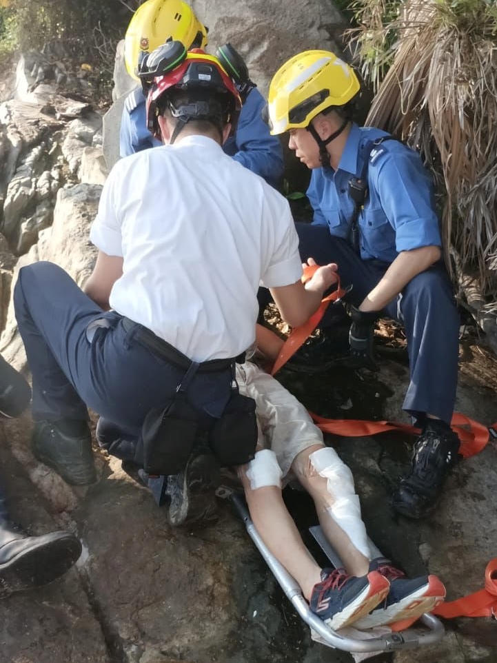 警方及消防破林救出傷者。FB:香港警察 警方及消防破林救出傷者。FB:香港警察