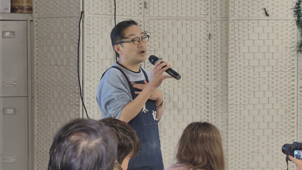 姚先生开咪感激各位踊跃支持。黄文威摄